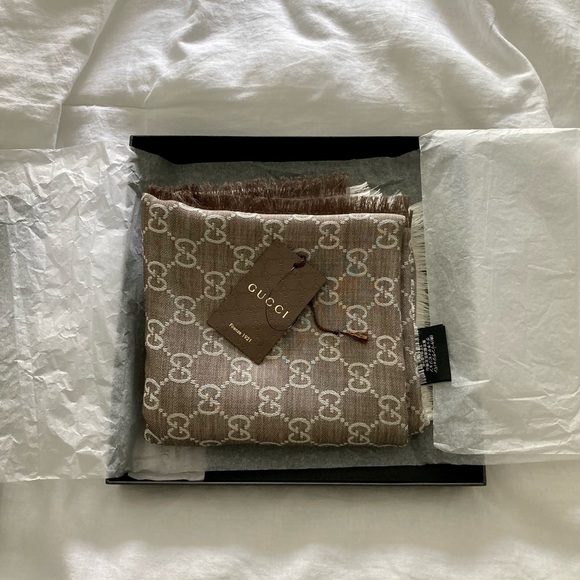 NWT Gucci GG taupe/beige wool & silk scarf - Picture 8 of 10